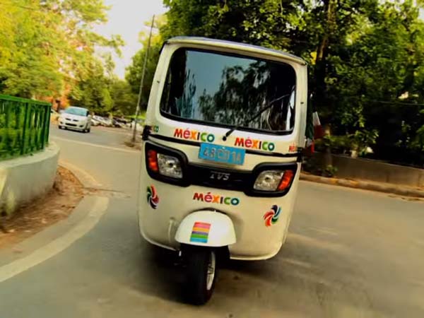 ಆಟೋ ರಿಕ್ಷಾದಲ್ಲಿ ಪಯಣಿಸುವ ಮೆಕ್ಸಿಕನ್ ರಾಯಭಾರಿ; ಭಾರತೀಯರಿಗಿಲ್ಲದ ಕಾಳಜಿ!