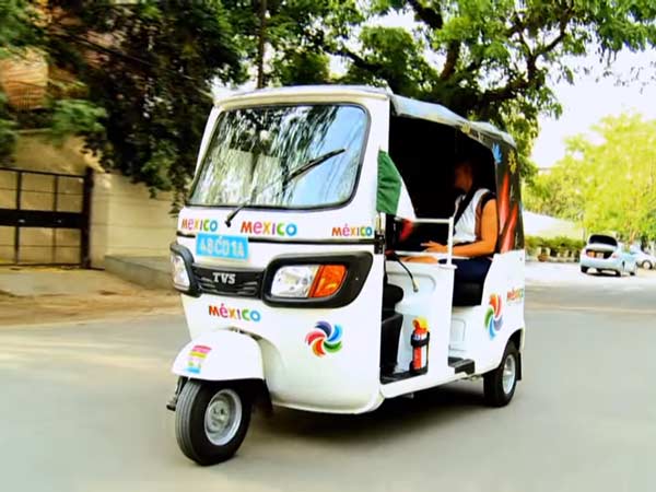 ಆಟೋ ರಿಕ್ಷಾದಲ್ಲಿ ಪಯಣಿಸುವ ಮೆಕ್ಸಿಕನ್ ರಾಯಭಾರಿ; ಭಾರತೀಯರಿಗಿಲ್ಲದ ಕಾಳಜಿ!