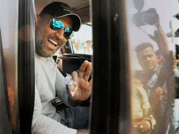 ಧೋನಿಯ 'ಹಮ್ಮರ್' ಕಾರು ತಡೆದ ಯುವತಿಗೆ ಏನ್ ಬೇಕಂತೆ ಗೊತ್ತಾ...!?