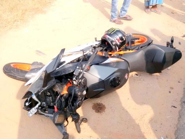 ಬಾಲಕಿಗೆ ಗುದ್ದಿದ ಕೆಟಿಎಂ ಬೈಕ್— ಬೈಕ್ರ್ಗಳಿಗೆ ನಡು ರಸ್ತೆಯಲ್ಲೇ ಹಿಗ್ಗಾಮುಗ್ಗ ಥಳಿತ..!!