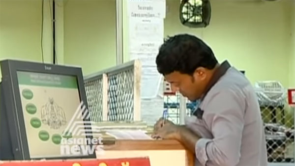 ಸ್ಕೂಟರ್ ಚಾಲನೆ ವೇಳೆ ಈತ ಮಾಡಿದ ಕೆಲಸ ಎಷ್ಟರ ಮಟ್ಟಿಗೆ ಸರಿ.?
