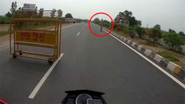 ಬೈಕ್ ತಪಾಸಣೆ ವೇಳೆ ಟ್ರಾಫಿಕ್ ಪೊಲೀಸರು ಮಾಡಿದ್ದೇನು ಗೊತ್ತಾ?