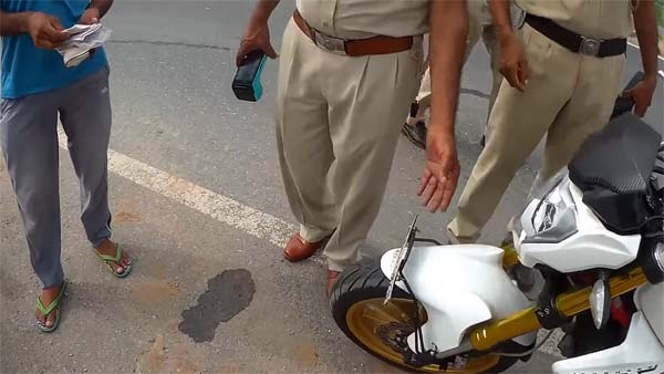 ಬೈಕ್ ತಪಾಸಣೆ ವೇಳೆ ಟ್ರಾಫಿಕ್ ಪೊಲೀಸರು ಮಾಡಿದ್ದೇನು ಗೊತ್ತಾ?