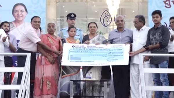 ತನ್ನ ಸಂಸ್ಥೆಯಲ್ಲಿ 25 ವರ್ಷ ಪೂರೈಸಿದ ಉದ್ಯೋಗಿಗಳಿಗೆ ಬೆಂಝ್ ಕಾರುಗಳನ್ನು ಗಿಫ್ಟ್ ನೀಡಿದ ಉದ್ಯಮಿ
