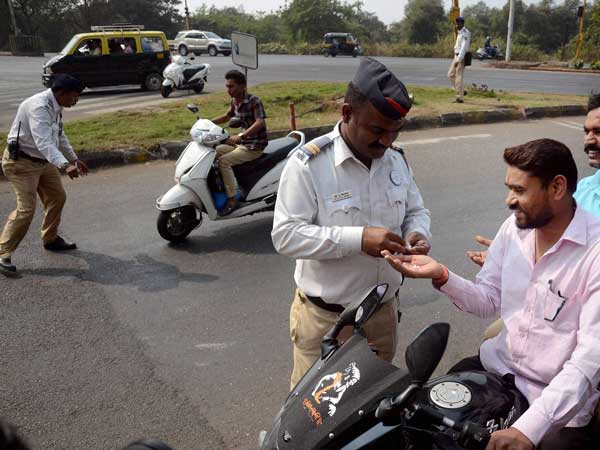 ಹೆಲ್ಮೆಟ್ ಇಲ್ಲ ಅಂತ ಸೈಕಲ್ ಸವಾರನನ್ನು ಹಿಡಿದ ಪೊಲೀಸರು. ಮುಂದೇನಾಯ್ತು.?