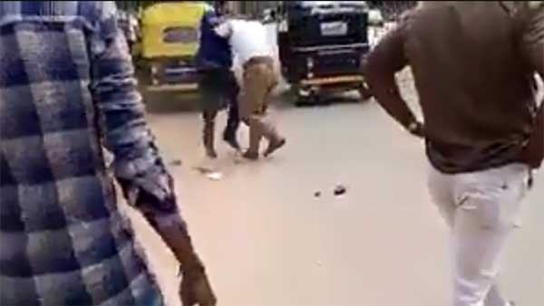 ಕುಡಿತ ಮತ್ತಿನಲ್ಲಿ ಟ್ರಾಫಿಕ್ ಪೊಲೀಸರಿಗೆ ಹಿಗ್ಗಾಮುಗ್ಗ ಥಳಿಸಿದ ವಕೀಲ..!