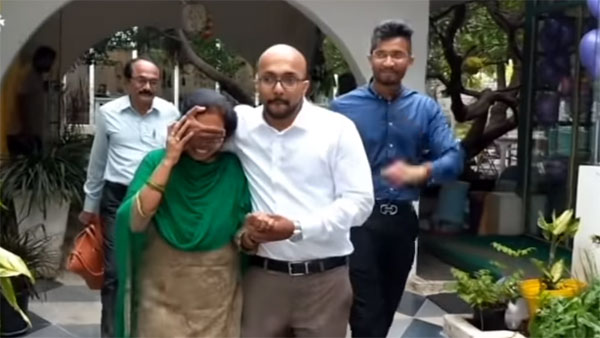 ಮಗ ನೀಡಿದ ದುಬಾರಿ ಗಿಫ್ಟ್ ಕಂಡು ಭಾವುಕರಾದ ತಾಯಿ..