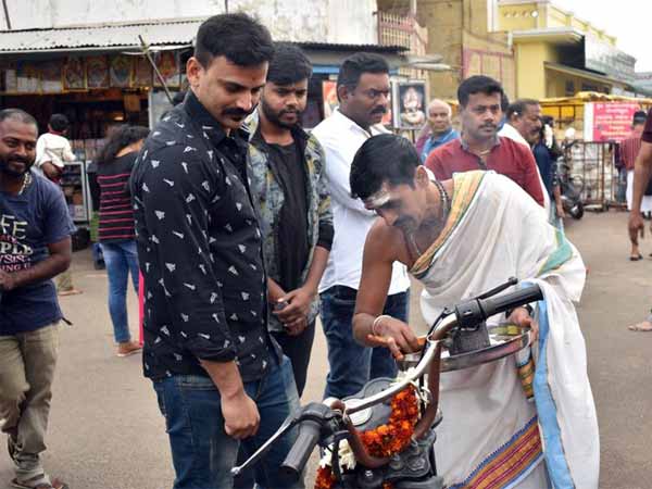 ಹೊಸ ಕಾರು ಖರೀದಿ ಸಂಭ್ರಮದಲ್ಲಿ ಅಪ್ಪ ಕೊಡಿಸಿದ ಗಿಫ್ಟ್ ನೆನೆದ ನಟ ಧನಂಜಯ್..!
