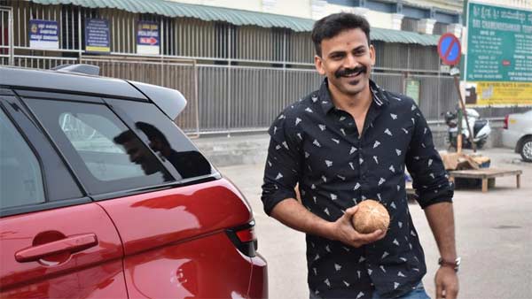 ಹೊಸ ಕಾರು ಖರೀದಿ ಸಂಭ್ರಮದಲ್ಲಿ ಅಪ್ಪ ಕೊಡಿಸಿದ ಗಿಫ್ಟ್ ನೆನೆದ ನಟ ಧನಂಜಯ್..!