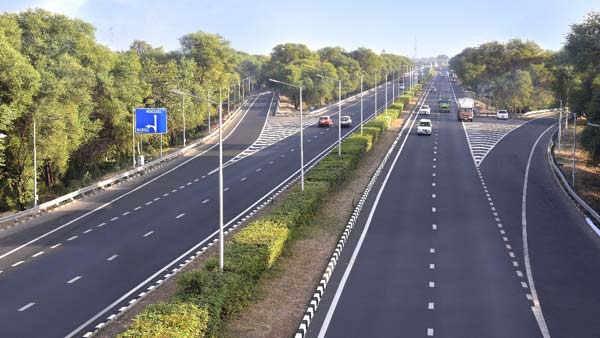 ಹಾಸನದ ಬಳಿ ಬರೋಬ್ಬರಿ 300ಕಿ.ಮೀ ಸ್ಪೀಡ್ನಲ್ಲಿ ಬೈಕ್ ರೈಡ್ ಮಾಡಿದ ಯುವಕ