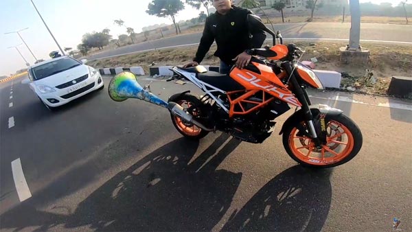 ಕೆಟಿಎಂ ಡ್ಯೂಕ್ ಬೈಕ್ ಎಕ್ಸಾಸ್ಟ್ಗೆ ಲೌಡ್ ಸ್ಪೀಕರ್ ಹಾಕಿದ ಭೂಪ..!