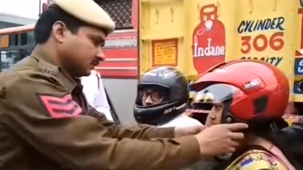 ತಪಾಸಣೆ ವೇಳೆ ಹಿಂಬದಿ ಬೈಕ್ ಸವಾರರ ಹೆಲ್ಮೆಟ್ ಒಡೆದು ಹಾಕಿದ ಟ್ರಾಫಿಕ್ ಪೊಲೀಸ್..!