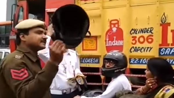 ತಪಾಸಣೆ ವೇಳೆ ಹಿಂಬದಿ ಬೈಕ್ ಸವಾರರ ಹೆಲ್ಮೆಟ್ ಒಡೆದು ಹಾಕಿದ ಟ್ರಾಫಿಕ್ ಪೊಲೀಸ್..!