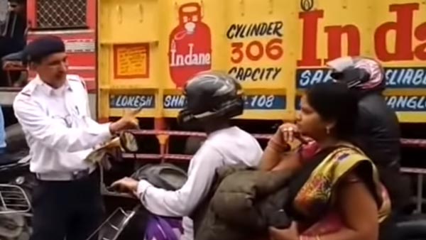 ತಪಾಸಣೆ ವೇಳೆ ಹಿಂಬದಿ ಬೈಕ್ ಸವಾರರ ಹೆಲ್ಮೆಟ್ ಒಡೆದು ಹಾಕಿದ ಟ್ರಾಫಿಕ್ ಪೊಲೀಸ್..!