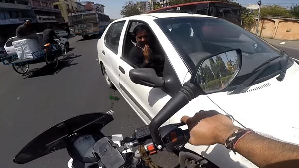 ರಾಂಗ್ ಸೈಡ್ನಲ್ಲಿ ಬಂದ ಕಾರು ಚಾಲಕನಿಗೆ ಬೆವರಿಳಿಸಿದ ಬೈಕ್ ರೈಡರ್..!