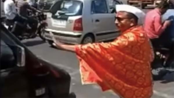 ಮಾಡಿಫೈ ಬೈಕ್ ಸವಾರರಿಗೆ ಭಿಕ್ಷರ ವೇಷದಲ್ಲಿ ಬಂದು ಶಾಕ್ ಕೊಟ್ಟ ಪೊಲೀಸರು.. !