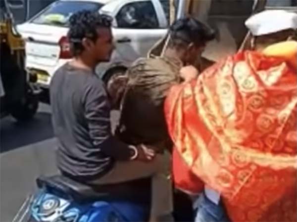 ಮಾಡಿಫೈ ಬೈಕ್ ಸವಾರರಿಗೆ ಭಿಕ್ಷರ ವೇಷದಲ್ಲಿ ಬಂದು ಶಾಕ್ ಕೊಟ್ಟ ಪೊಲೀಸರು.. !
