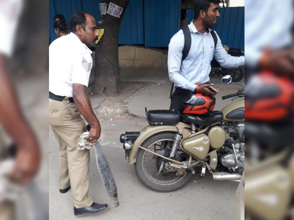 ಮಾಡಿಫೈ ಬೈಕ್ ಸವಾರರಿಗೆ ಭಿಕ್ಷರ ವೇಷದಲ್ಲಿ ಬಂದು ಶಾಕ್ ಕೊಟ್ಟ ಪೊಲೀಸರು.. !