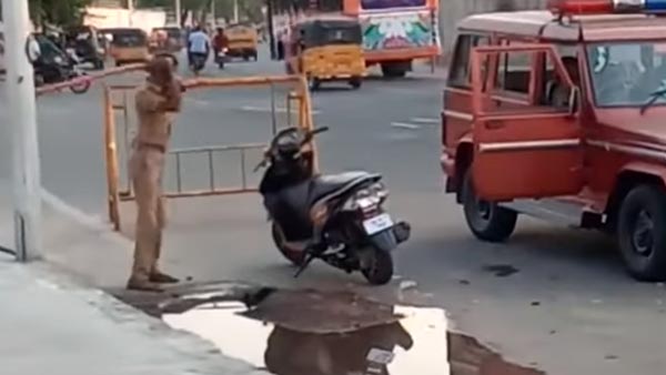ನೋ ಪಾರ್ಕಿಂಗ್ನಲ್ಲಿದ್ದ ಹೋಂಡಾ ಡಿಯೋ ಸ್ಕೂಟರ್ ಪೀಸ್ ಪೀಸ್ ಮಾಡಿದ ಪೊಲೀಸ್..!