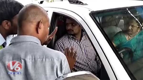 ರೂ. 56 ಟೋಲ್ ಸುಂಕ ಕಟ್ಟದೆ ಸಿಬ್ಬಂದಿ ಮೇಲೆ ದರ್ಪ ತೋರಿದ ಸಚಿವರ ಪತ್ನಿ..!