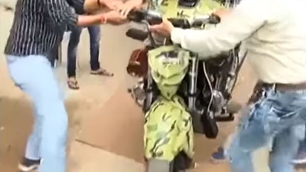 ಪೆಟ್ರೋಲ್ ಬದಲಿಗೆ ಕೋಕಾ ಕೋಲಾ ತುಂಬಿಸಿದ ಭೂಪ. ಮುಂದೇನಾಯ್ತು.?
