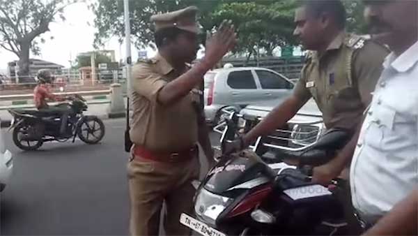 ಹೆಲ್ಮೆಟ್ ಹಾಕದ ಸಬ್ ಇನ್ಸ್ಪೆಕ್ಟರ್ಗೆ ಸರಿಯಾಗಿಯೇ ಪಾಠ ಕಲಿಸಿದ ಕಾನ್ಸ್ಟೆಬಲ್