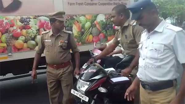 ಹೆಲ್ಮೆಟ್ ಹಾಕದ ಸಬ್ ಇನ್ಸ್ಪೆಕ್ಟರ್ಗೆ ಸರಿಯಾಗಿಯೇ ಪಾಠ ಕಲಿಸಿದ ಕಾನ್ಸ್ಟೆಬಲ್