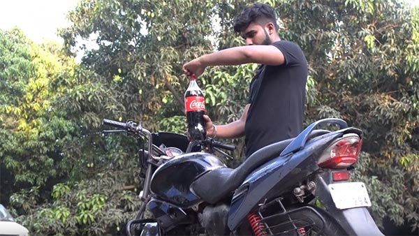 ಪೆಟ್ರೋಲ್ ಬದಲಿಗೆ ಕೋಕಾ ಕೋಲಾ ತುಂಬಿಸಿದ ಭೂಪ. ಮುಂದೇನಾಯ್ತು.?