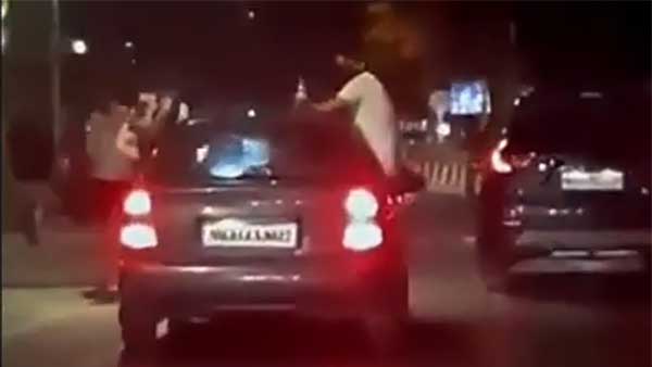 ಫಿಲ್ಮಿ ಸ್ಟೈಲ್ನಲ್ಲಿ ಸ್ಟಂಟ್ ಮಾಡಲು ಹೋದ ವಿದ್ಯಾರ್ಥಿಗಳು ಅಂದರ್