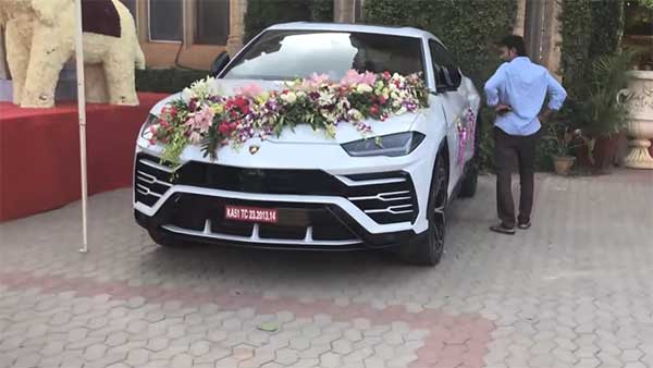 ಬೆಂಗಳೂರಿನ ಉದ್ಯಮಿ ಮದುವೆಮನೆಯಲ್ಲಿ ಐಷಾರಾಮಿ ಕಾರುಗಳ ಕಲರವ..!