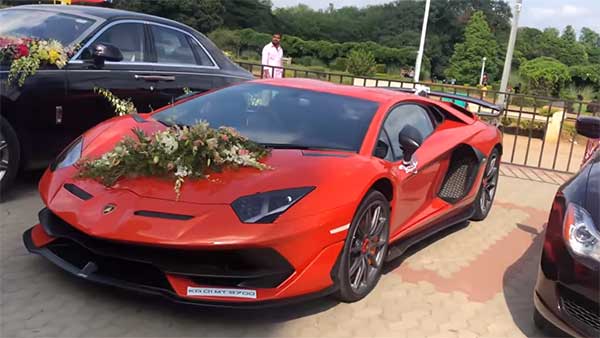 ಬೆಂಗಳೂರಿನ ಉದ್ಯಮಿ ಮದುವೆಮನೆಯಲ್ಲಿ ಐಷಾರಾಮಿ ಕಾರುಗಳ ಕಲರವ..!