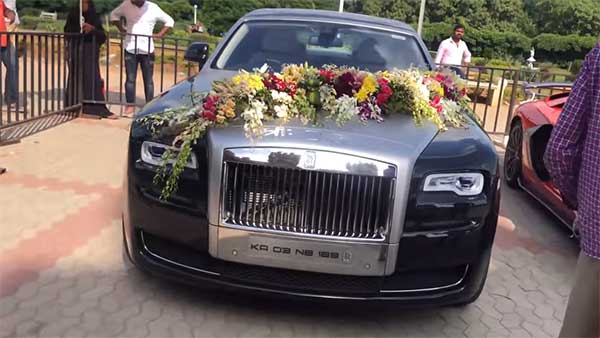 ಬೆಂಗಳೂರಿನ ಉದ್ಯಮಿ ಮದುವೆಮನೆಯಲ್ಲಿ ಐಷಾರಾಮಿ ಕಾರುಗಳ ಕಲರವ..!