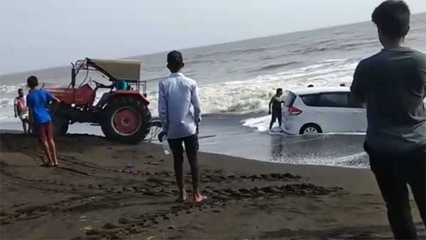 ಸಮುದ್ರದ ಅಲೆಗಳ ಸೆಳೆತಕ್ಕೆ ಸಿಕ್ಕಿಕೊಂಡ ಮಾರುತಿ ಸುಜುಕಿ ಎರ್ಟಿಗಾ ಕಾರು. ಮುಂದೇನಾಯ್ತು.?