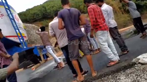 ಅಪಘಾತಕ್ಕೀಡಾದ ಪೆಟ್ರೋಲ್ ಟ್ಯಾಂಕರ್ - ಮುಗುಬಿದ್ದು ಪೆಟ್ರೋಲ್ ತುಂಬಿಕೊಳ್ಳುತ್ತಿರುವ ಸ್ಥಳೀಯರು
