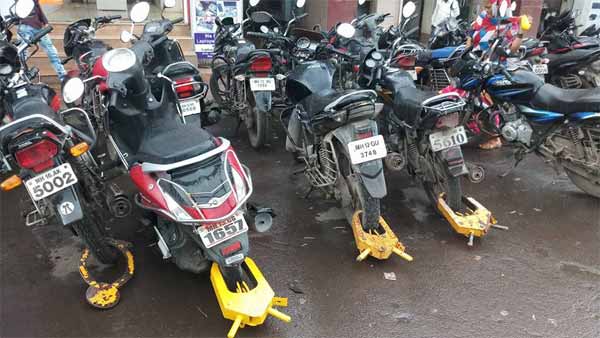 ಸ್ಕೂಟರ್ಗೆ ಹಾಕಿದ್ದ ಜ್ಯಾಮರ್ ಅನ್ನು ಕಿತ್ತೊಗೆದು ಸ್ಥಳದಿಂದ ಎಸ್ಕೇಪ್ ಆದ ಯುವತಿಯರು
