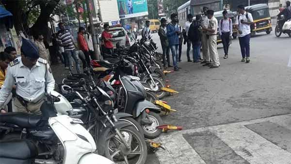 ಸ್ಕೂಟರ್ಗೆ ಹಾಕಿದ್ದ ಜ್ಯಾಮರ್ ಅನ್ನು ಕಿತ್ತೊಗೆದು ಸ್ಥಳದಿಂದ ಎಸ್ಕೇಪ್ ಆದ ಯುವತಿಯರು