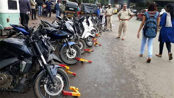 ಸ್ಕೂಟರ್ಗೆ ಹಾಕಿದ್ದ ಜ್ಯಾಮರ್ ಅನ್ನು ಕಿತ್ತೊಗೆದು ಸ್ಥಳದಿಂದ ಎಸ್ಕೇಪ್ ಆದ ಯುವತಿಯರು