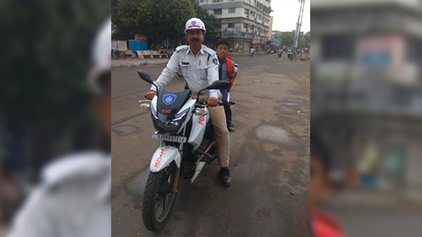ವಾಹನ ಮಾಲೀಕರಿಂದ ಪ್ರತಿಭಟನೆ- ಮಕ್ಕಳನ್ನು ಶಾಲೆಗಳಿಗೆ ತಲುಪಿಸಿದ ಪೊಲೀಸರು