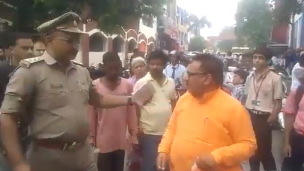 ಹೆಲ್ಮೆಟ್ ಇಲ್ಲದೆ ಬೈಕ್ ರೈಡ್- ತಡೆದ ಪೊಲೀಸರ ಮೇಲೆಯೇ ಹಲ್ಲೆಗೆ ಯತ್ನಿಸಿದ ಬಿಜೆಪಿ ಮುಖಂಡ..!