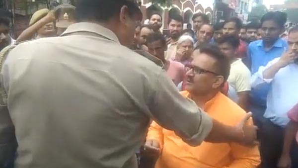 ಹೆಲ್ಮೆಟ್ ಇಲ್ಲದೆ ಬೈಕ್ ರೈಡ್- ತಡೆದ ಪೊಲೀಸರ ಮೇಲೆಯೇ ಹಲ್ಲೆಗೆ ಯತ್ನಿಸಿದ ಬಿಜೆಪಿ ಮುಖಂಡ..!