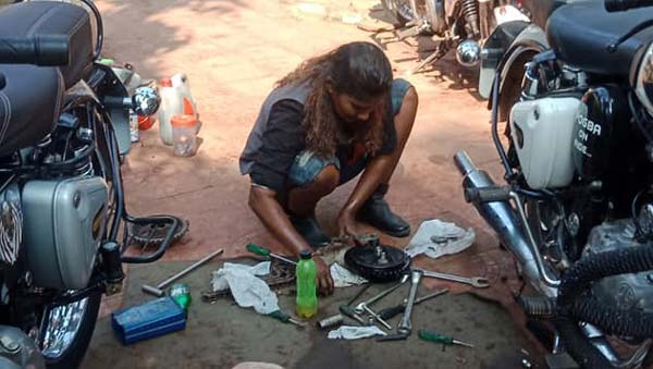 ಇವರು ದೇಶದಲ್ಲಿರುವ ಪ್ರಸಿದ್ಧ ಮಹಿಳಾ ರಾಯಲ್ ಎನ್ಫೀಲ್ಡ್ ಬೈಕ್ ಮೆಕ್ಯಾನಿಕ್ಗಳು