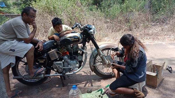 ಇವರು ದೇಶದಲ್ಲಿರುವ ಪ್ರಸಿದ್ಧ ಮಹಿಳಾ ರಾಯಲ್ ಎನ್ಫೀಲ್ಡ್ ಬೈಕ್ ಮೆಕ್ಯಾನಿಕ್ಗಳು