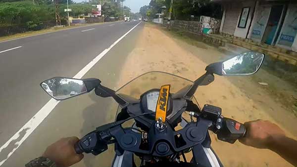 ಸಾವಿನಂಚಿನಿಂದ ಬಚಾವ್ ಆದ ಕೆಟಿಎಂ ಬೈಕ್ ಸವಾರ
