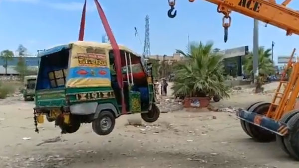 ಆಪರೇಷನ್ ಕ್ಲೀನ್ ಕಾರ್ಯಾಚರಣೆ ನಡೆಸಿದ ನೋಯ್ಡಾ ಪೊಲೀಸ್