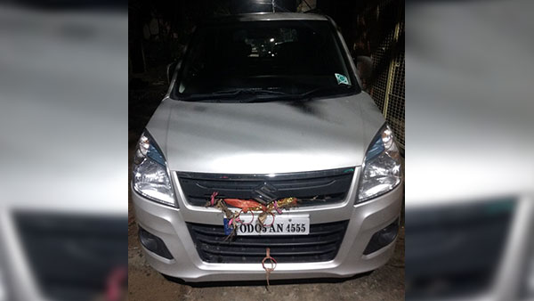 ಮಾರುತಿ ಸುಜುಕಿ ಕಾರು ಚಾಲಕಿಗೆ ಹೆಲ್ಮೆಟ್ ಹಾಕಿಲ್ಲವೆಂದು ದಂಡ ಹಾಕಿದ ಪೊಲೀಸರು