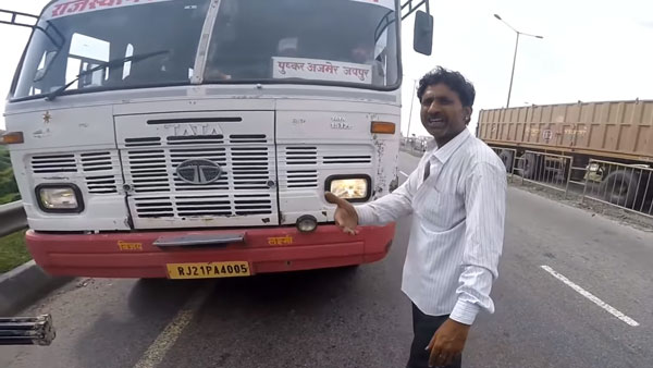ತನ್ನದಲ್ಲದ ತಪ್ಪಿಗೆ ಕೂಗಾಡಿದ್ದಕ್ಕೆ ಬಸ್ ಅಡ್ಡಗಟ್ಟಿದ ಬೈಕ್ ಸವಾರ..!