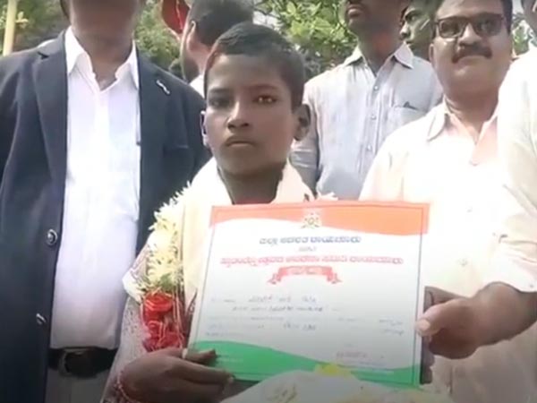 ಆಂಬ್ಯುಲೆನ್ಸ್ ಗೆ ದಾರಿ ತೋರಿಸಿ ಶೌರ್ಯ ಪ್ರಶಸ್ತಿ ಪಡೆದ 12 ವರ್ಷದ ಬಾಲಕ