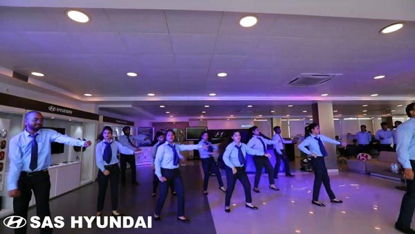 ಕಾರ್ ಡೆಲಿವರಿ ಸಮಯದಲ್ಲಿ ಡ್ಯಾನ್ಸ್ ಮಾಡಿದ ಶೋರೂಂ ಸಿಬ್ಬಂದಿ