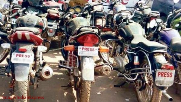 ಪೊಲೀಸ್ ಸ್ಟಿಕ್ಕರ್ ಅಂಟಿಸಿಕೊಂಡು ಸಿಕ್ಕಿಬಿದ್ದ ಐನಾತಿ..!