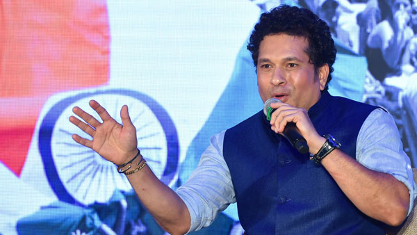 ಡ್ರೈವರ್ಲೆಸ್ ಪಾರ್ಕಿಂಗ್ ಕಾರಿನೊಂದಿಗೆ ಕಾಣಿಸಿಕೊಂಡ ಕ್ರಿಕೆಟ್ ದೇವರು